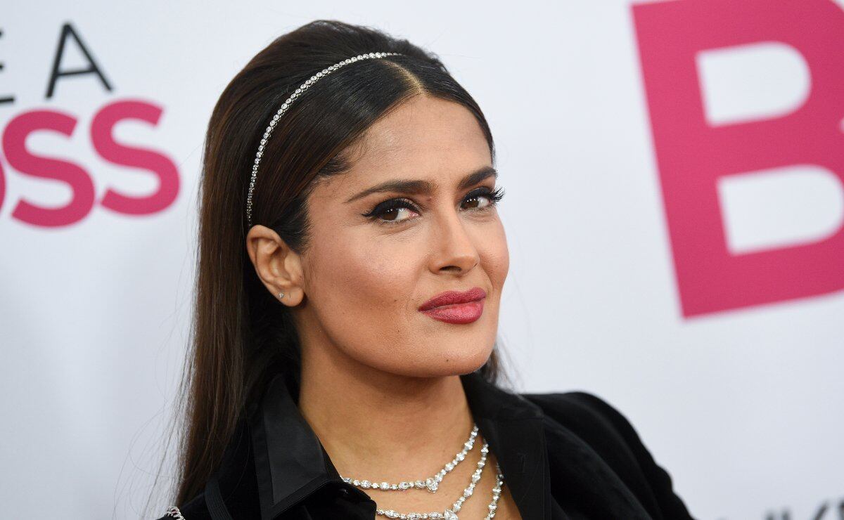 Salma Hayek impacta con vestido ajustado de novia