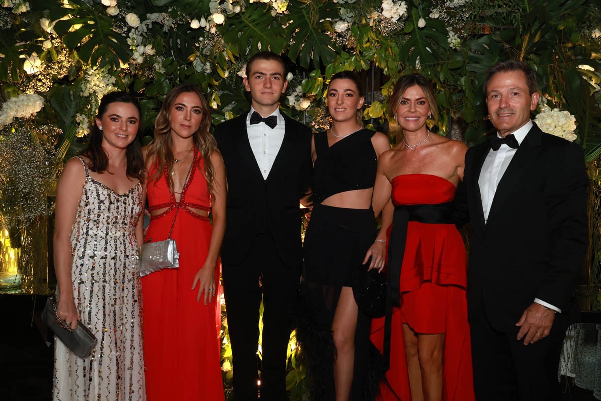 Pilar, Paola, Emilio Jr. y María Serrano con Paola García y Emilio Serrano. (Foto: Héptor Arjona)