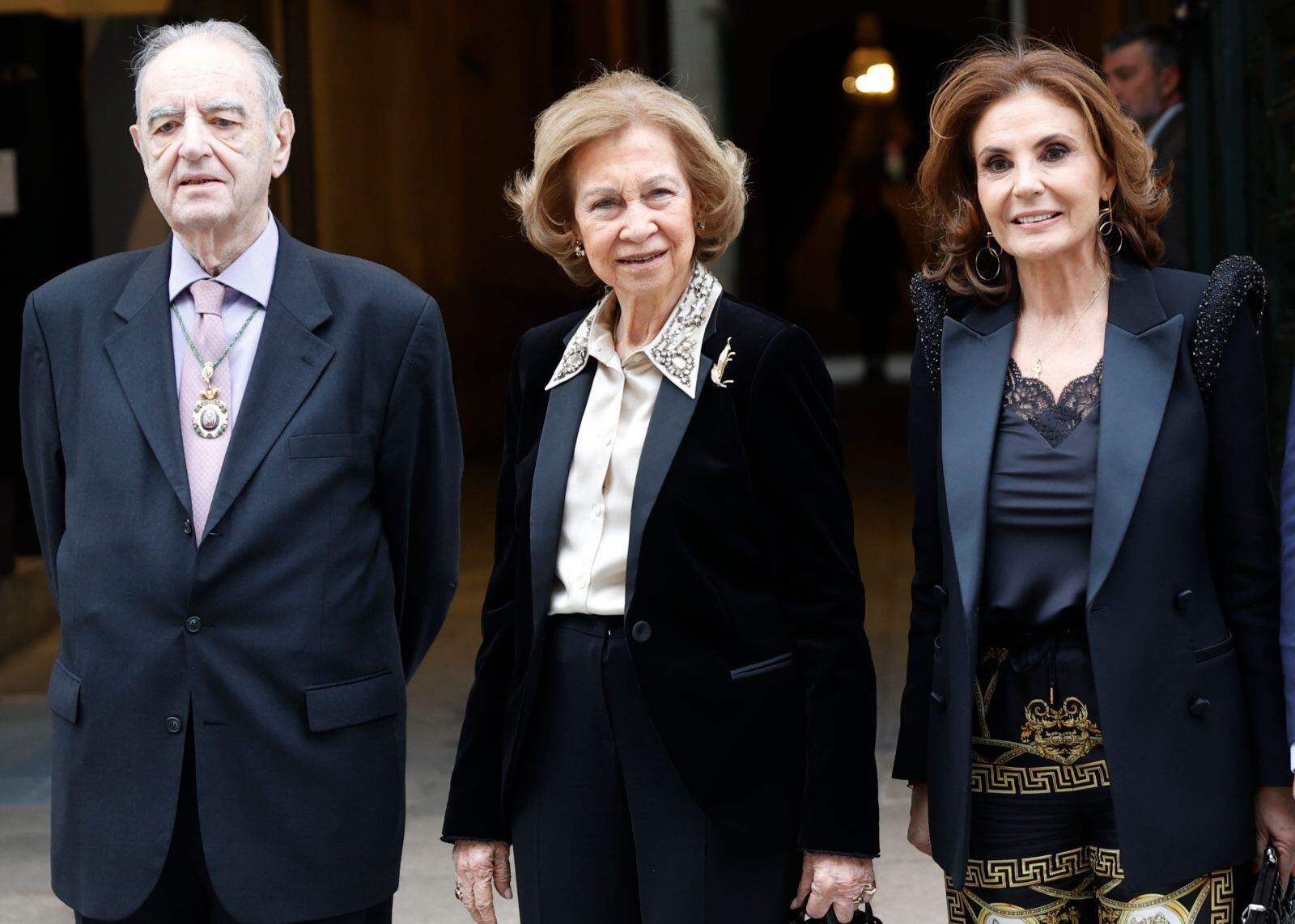 La reina emérita Sofía posa sonriente y elegante junto a Ángela Aguilar