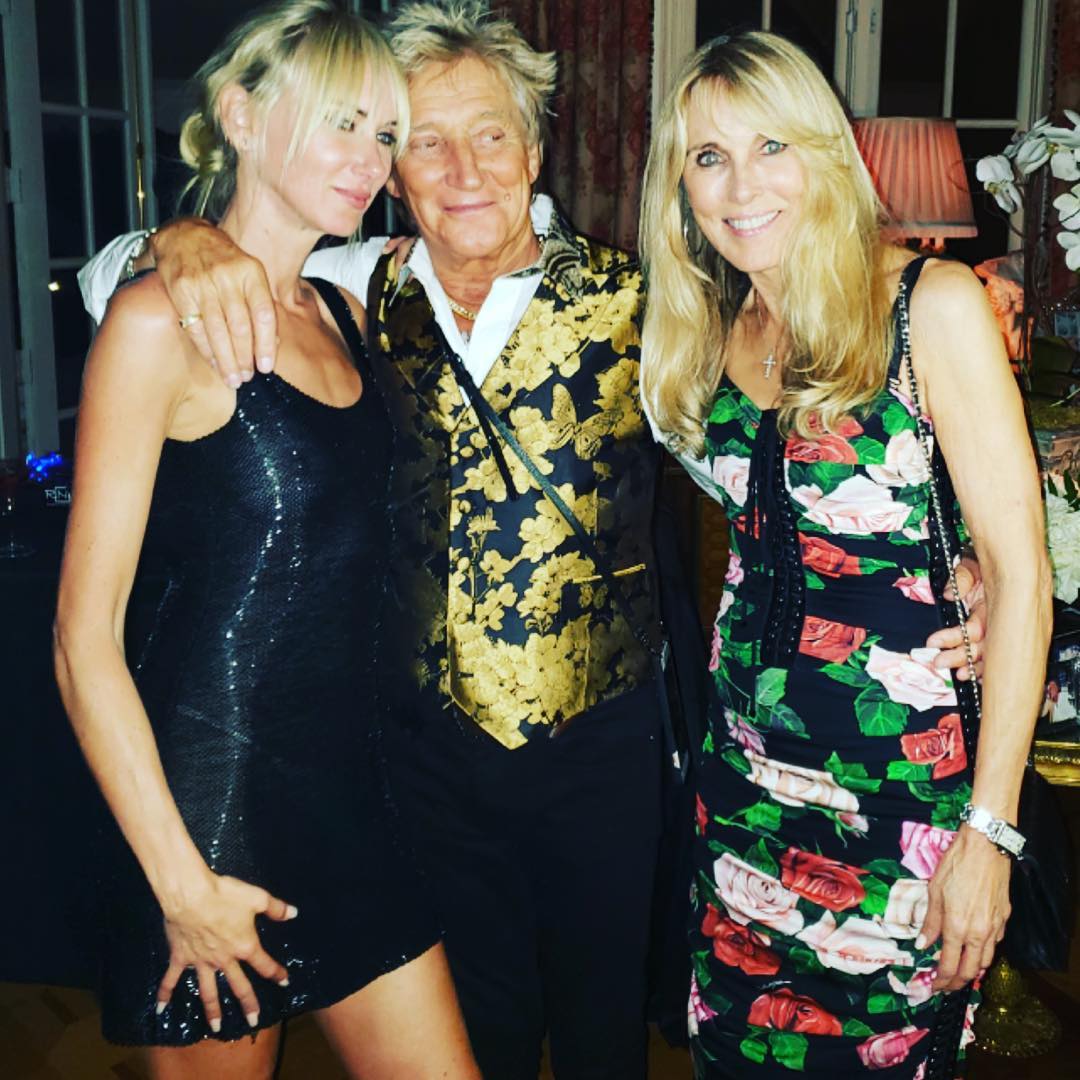 Rod Stewart posa con tres de sus exparejas y su actual esposa