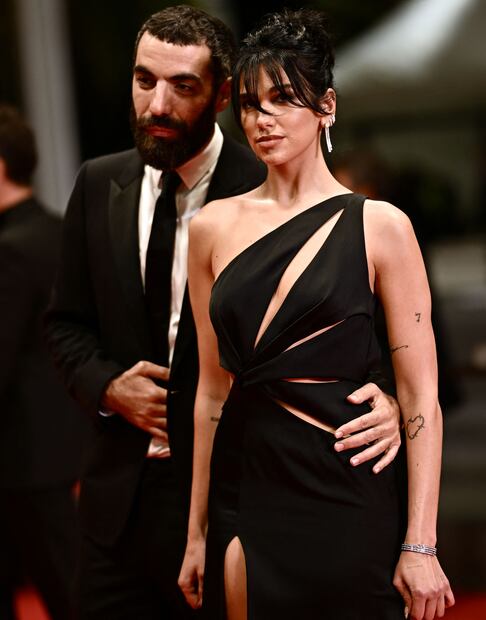 Dua Lipa y Romain Gavras en Cannes 2023 / AFP