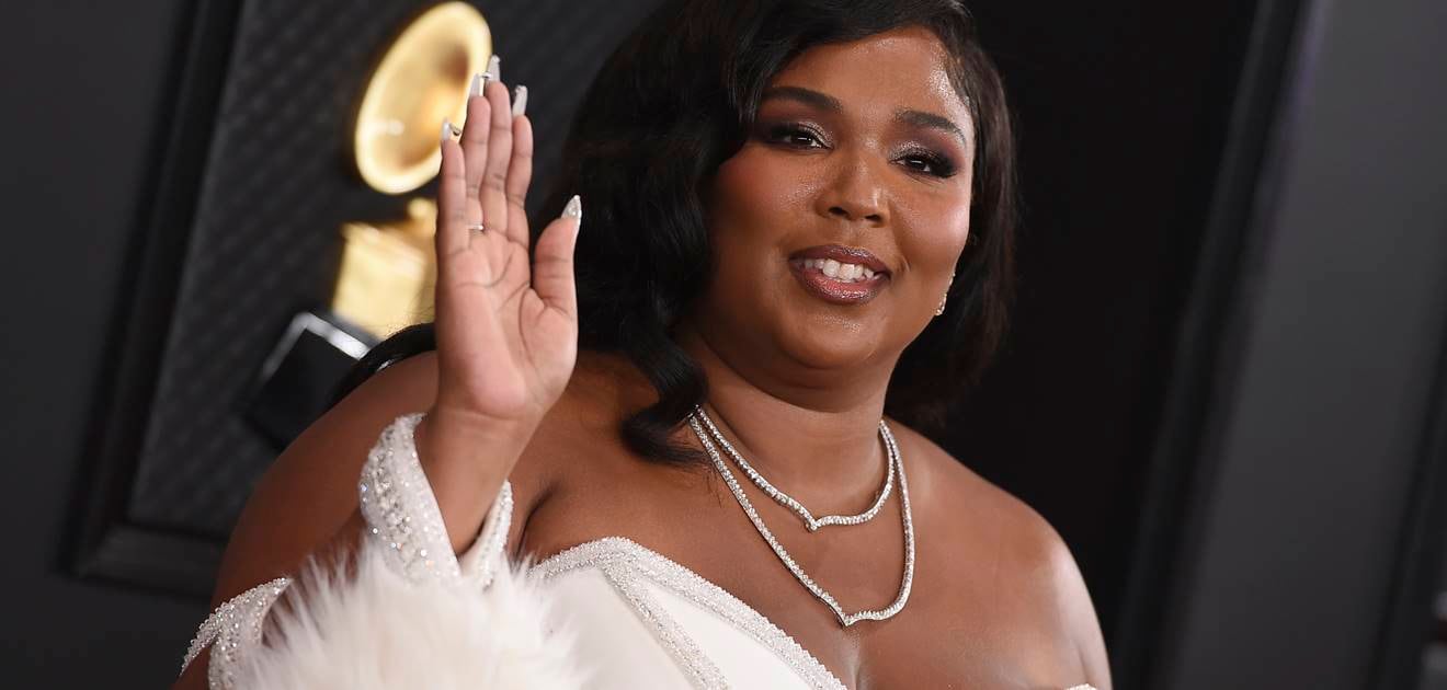 Lizzo y su espectacular atuendo en blanco de Versace para la noche de los Grammy