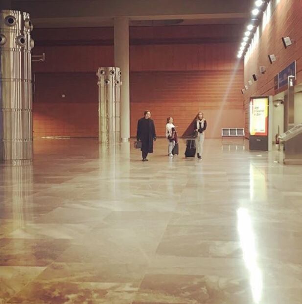 Captan a Luis Miguel y a su novia Mollie Gould en un tren del aeropuerto en Madrid 