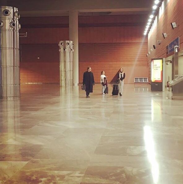 Captan a Luis Miguel y a su novia Mollie Gould en un tren del aeropuerto en Madrid 