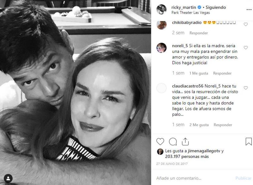 Con un beso y un gran pastel, Ricky Martin celebra el cumpleaños de Jwan Yosef  en su mansión de LA 