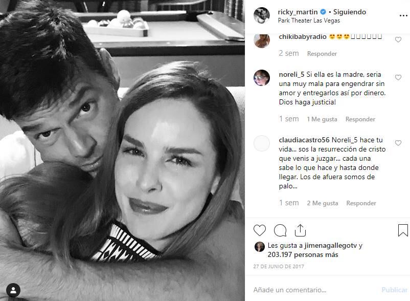 Con un beso y un gran pastel, Ricky Martin celebra el cumpleaños de Jwan Yosef  en su mansión de LA 