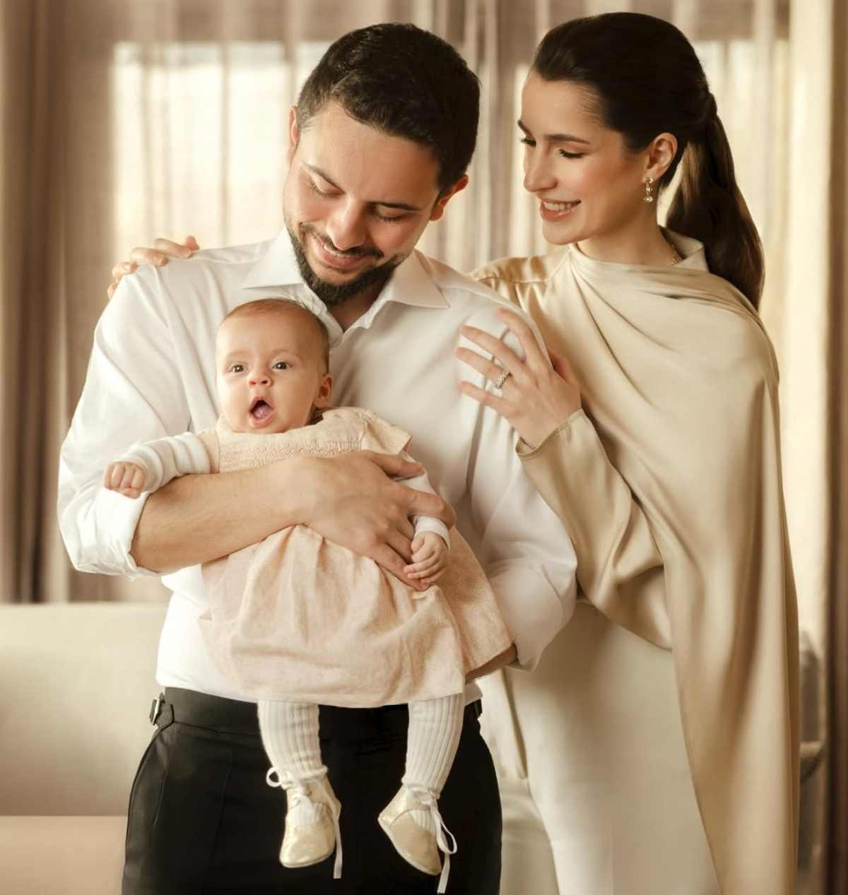 Hussein de Jordania junto a su esposa  Rajwa Al Hussein y su pequeña hija Iman / Foto: Instagram