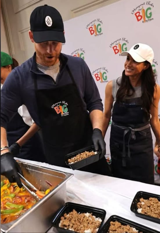 Meghan, príncipe Harry y sus dos hijos en voluntariado en Día de Acción de Gracias / Foto: Instagram