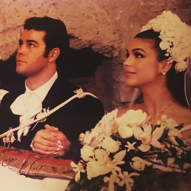 Biby Gaytán revela detalles sobre su vestido de novia para sus bodas de plata 
