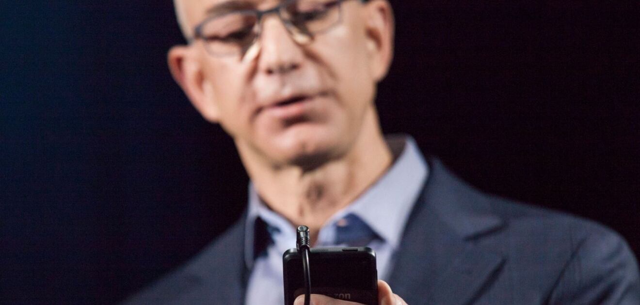 Cómo evitar ser víctima del ciberataque que hackeó el teléfono móvil del CEO de Amazon, Jeff Bezos