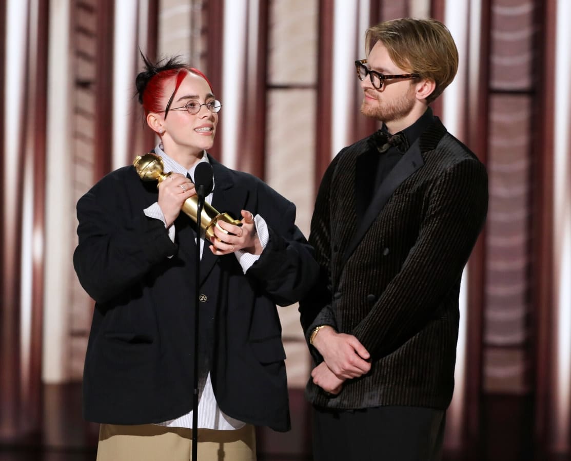 Billie Eilish y su hermano Finneas O'Connell en los Golden Globes 2024 / AP