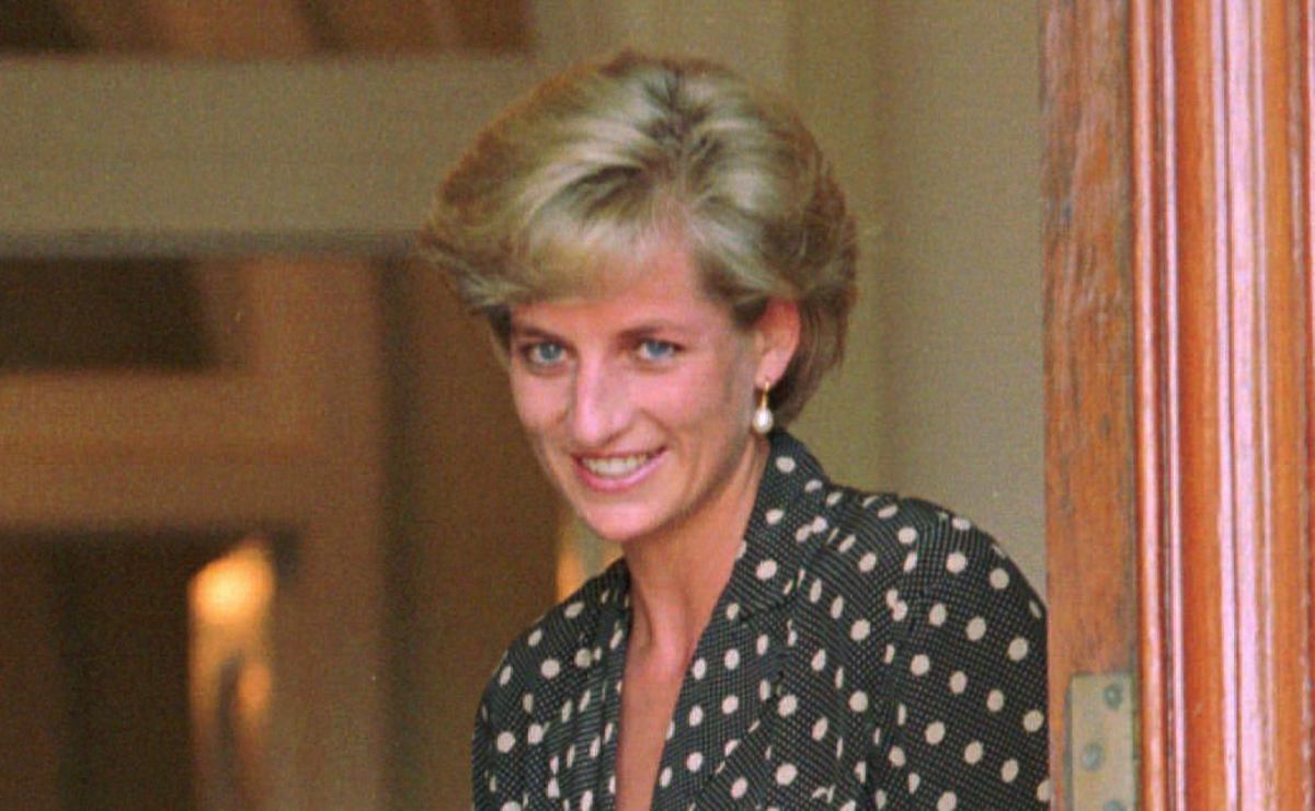 Estatua de la princesa Diana llega al palacio de Kensington
