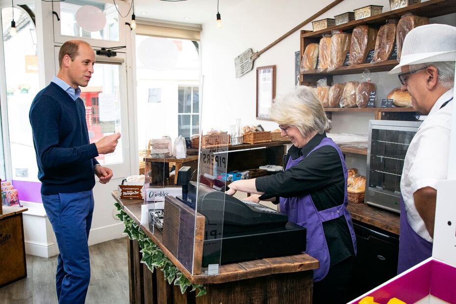 Captan al príncipe William comprando pan para su casa
