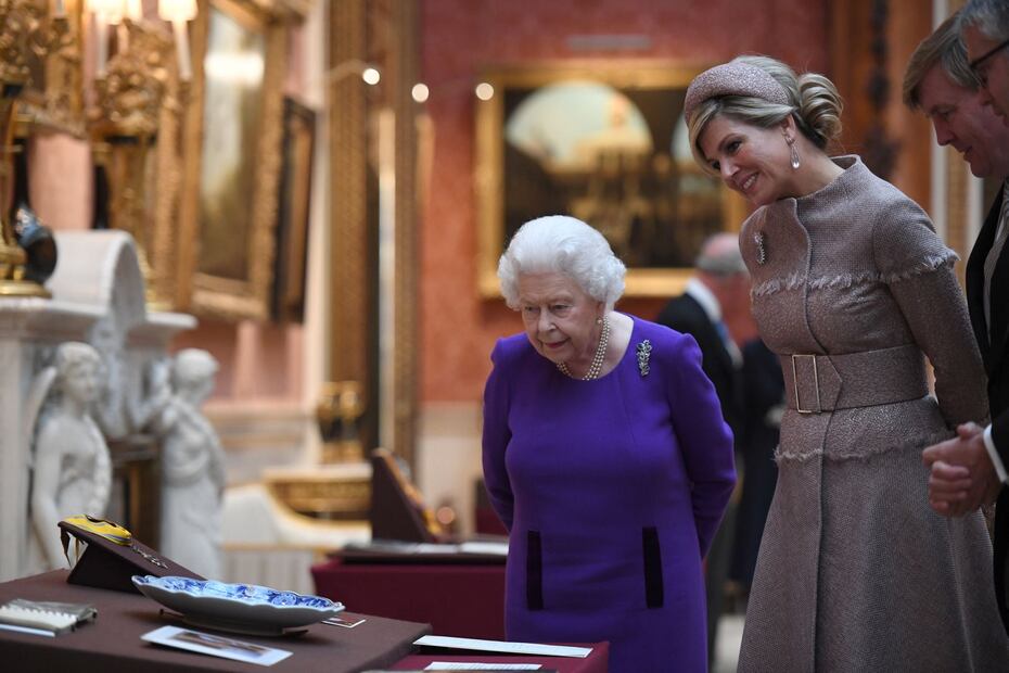 Con dos besos recibió la reina Isabel al rey Guillermo y Máxima de Holanda 
