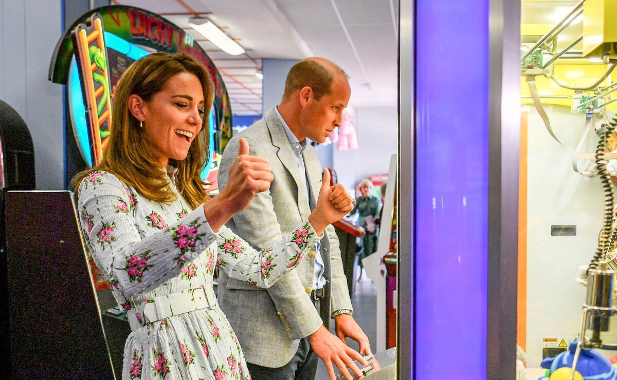 William y Kate visitan salón de juegos para reactivar el turismo 