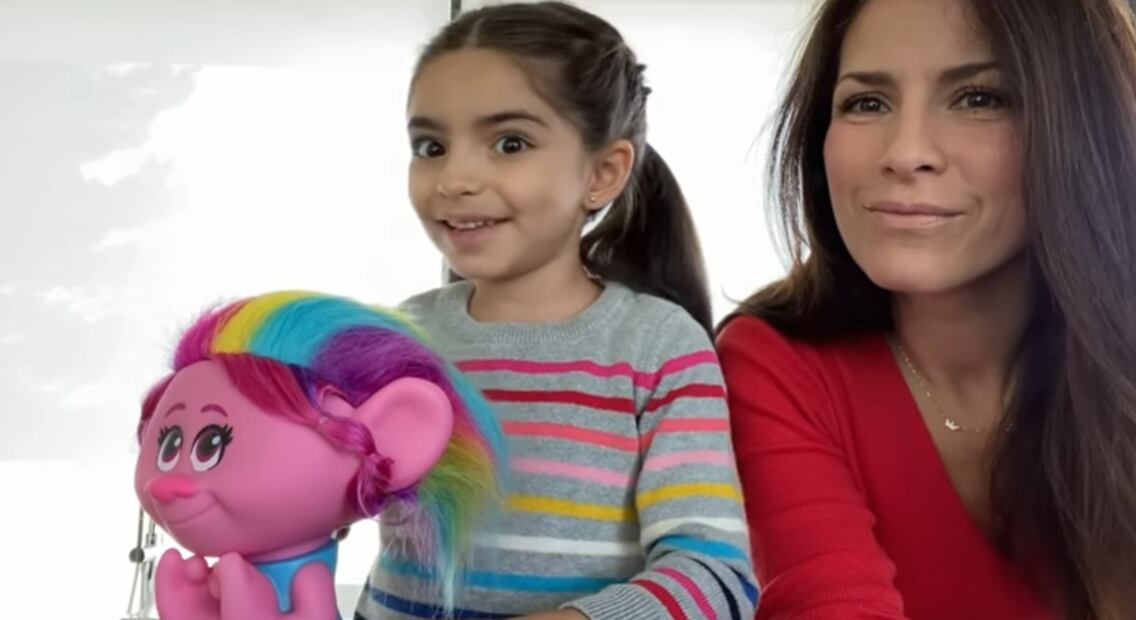 La tierna Aitana Derbez ¡debuta como vlogger!