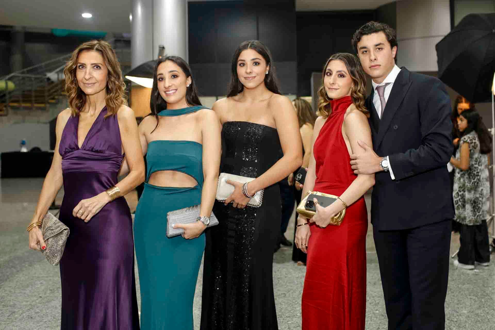 María Martha, Valentina, Lucila, María Agraz y Jorge Azcué. (Foto: Esteban Torreblanca)