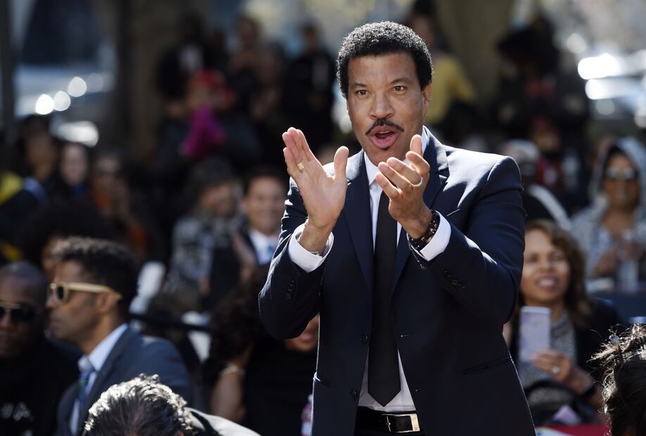 La divertida aparición de Lionel Richie junto a su hija Sofía Richie en un tutorial de maquillaje de Vogue