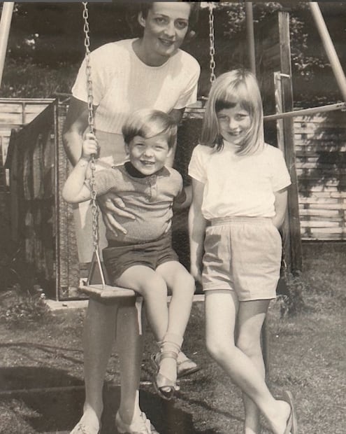 Princesa Diana con su hermano Charles y su mamá/Instagram: @charles.earl.spencer.