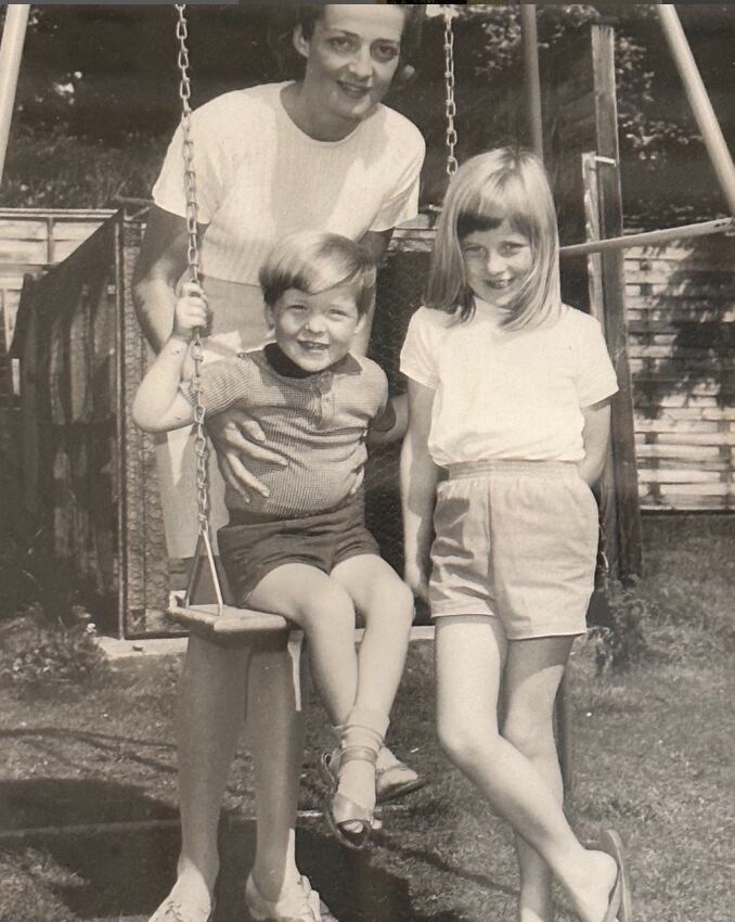 Princesa Diana con su hermano Charles y su mamá/Instagram: @charles.earl.spencer.