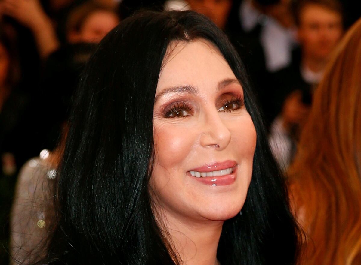 "Mis queridos latinos, lo siento mucho por sus pérdidas, cuando escuché la noticia, mi corazón se partió", Cher