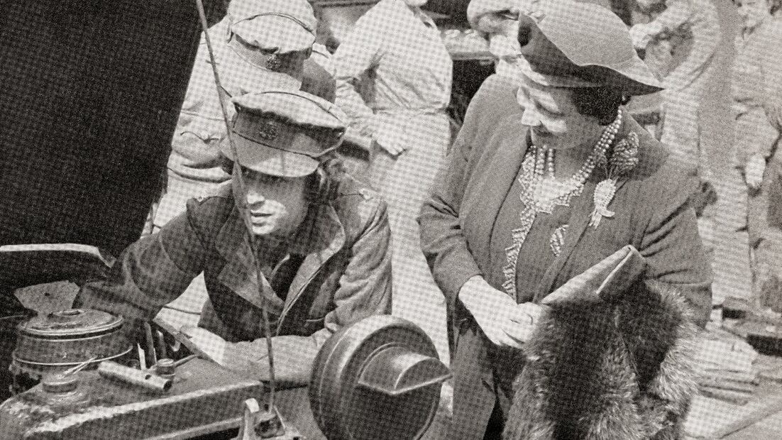 La reina Isabel II en imágenes de la Segunda Guerra Mundial