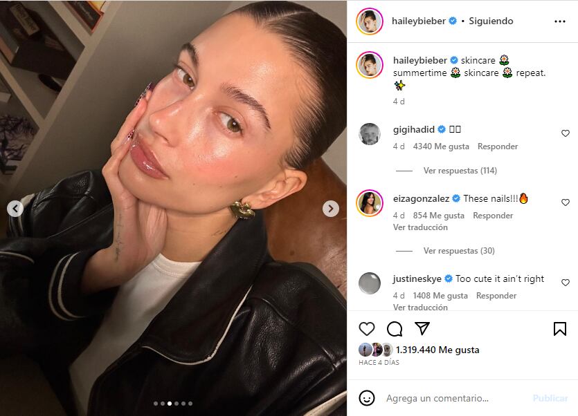 Hailey Rhode Bieber es una modelo nacida en 1996 en Tucso, Arizona; ha aparecido en ianuncios de Guess, Ralph Lauren y Tommy Hilfiger