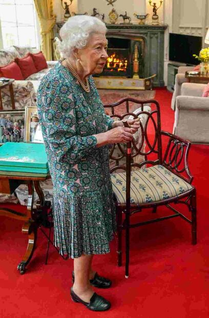 A la reina Isabel II ya le cuesta trabajo moverse