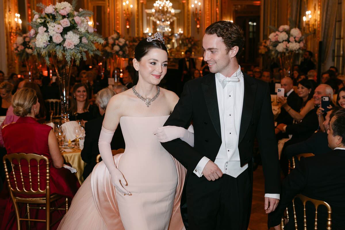Reagan Sacks, vestida por Schiaparelli, y su cavalier, Jason Schwarz. (Foto: Morgan Amsellem)