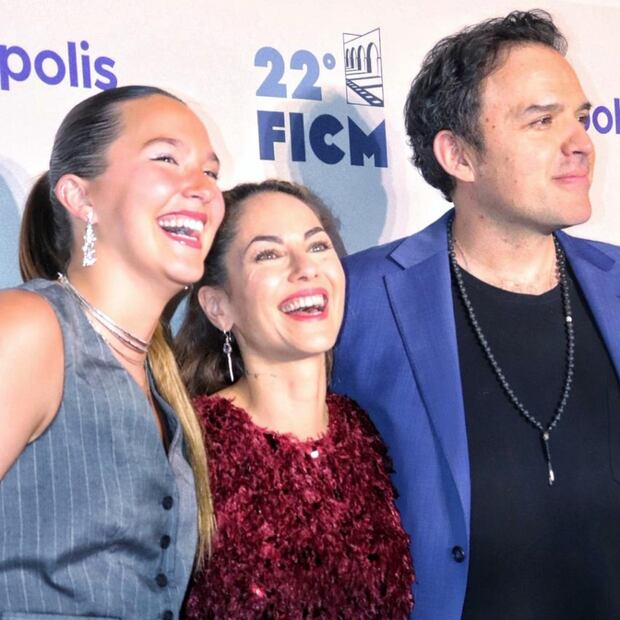 Bárbara Mori junto a Fernando Rovzar y su hija Tatiana / Foto: Leonor Reyes