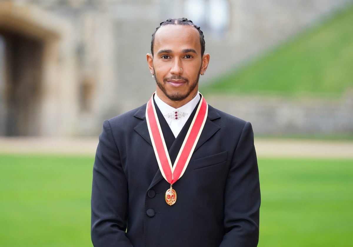 Lewis Hamilton, piloto de la F1, es nombrado 'Sir' por Carlos de Gales en el castillo de Windsor
