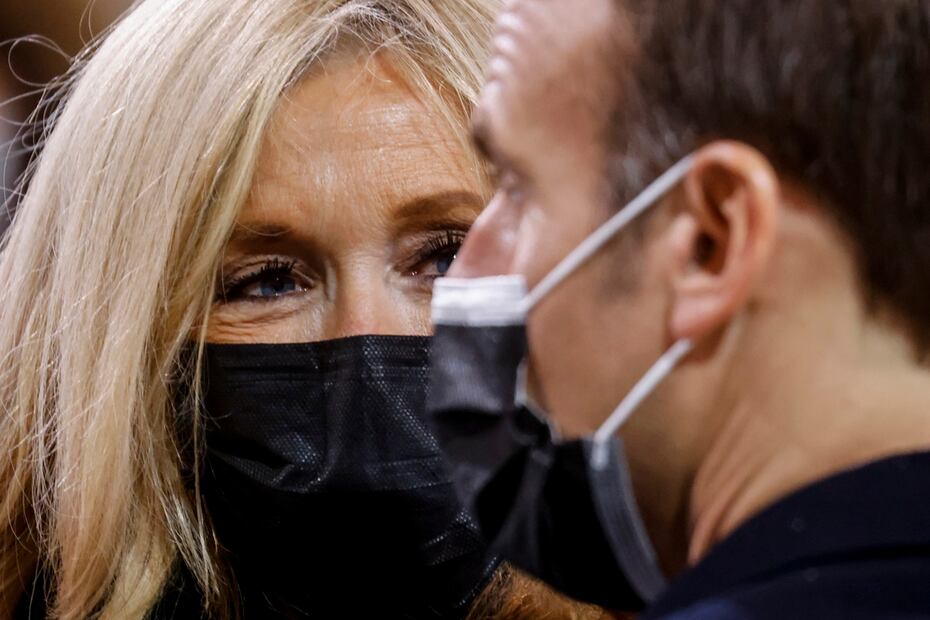 Emmanuel Macron sufre dolor y fiebre: saludó de mano 