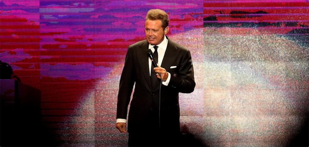 Luis Miguel se muestra muy cariñoso con una fan 