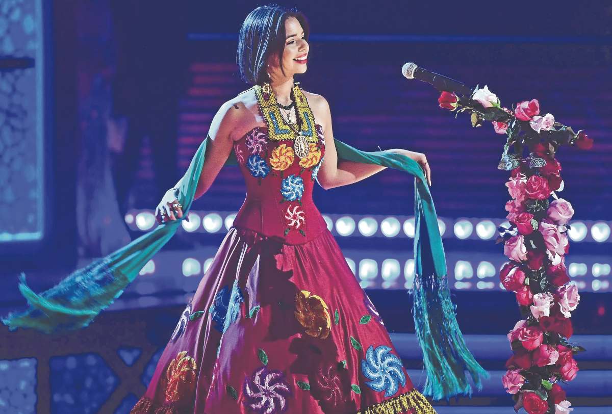 Ángela Aguilar: ¿cuánto cuestan sus elegantes vestidos típicos y quién los diseña?