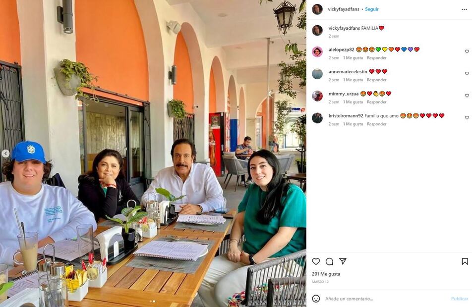 Victoria Ruffo y Omar Fayad junto a sus hijos Anuar y Victoria / Instagram