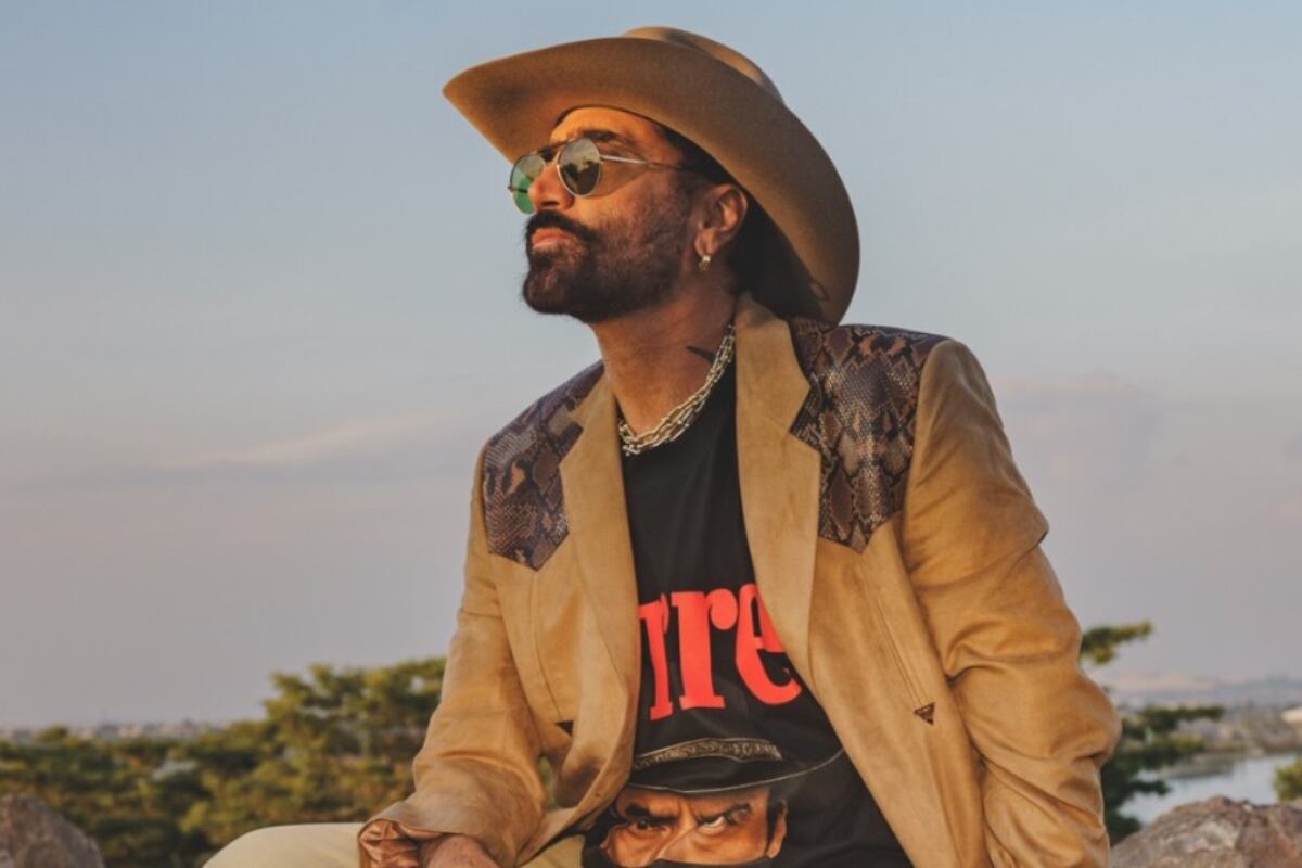 Alejandro Fernández con su marca de ropa Arrre / Foto: Instagram