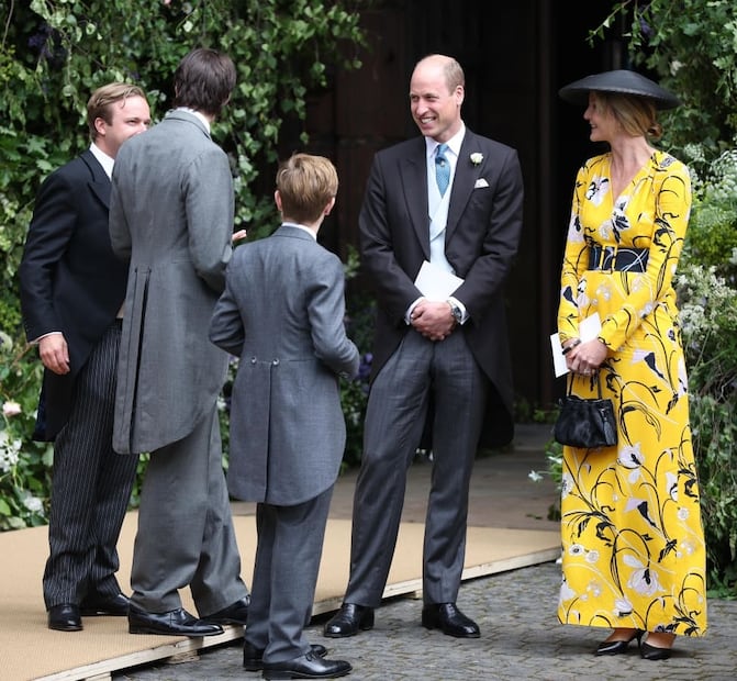 El príncipe William habla con los invitados a la boda de Hugh Grosvenor, duque de Westminster y Olivia Henson en la Catedral de Chester / EFE
