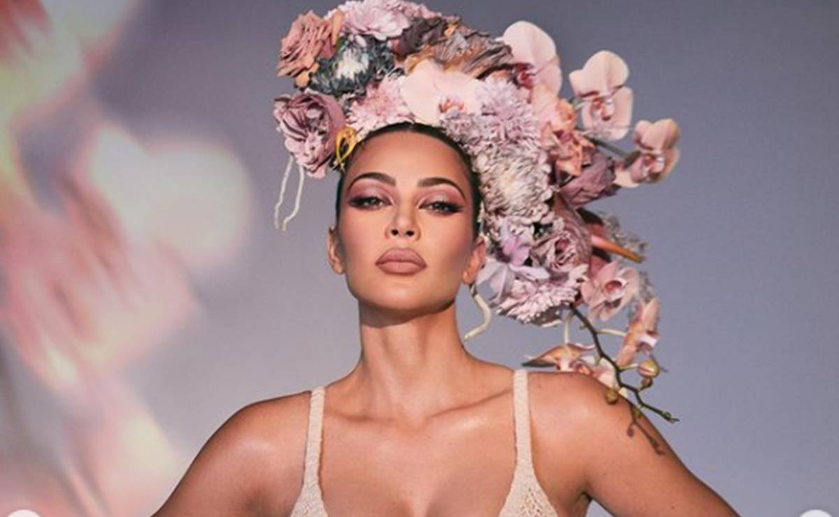 Kim Kardashian impacta con bikini tejido para lanzamiento de maquillaje