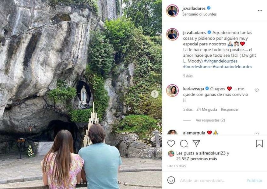Ximena Navarrete y Juan Carlos Valladares juntos con Carlos Rivera en España