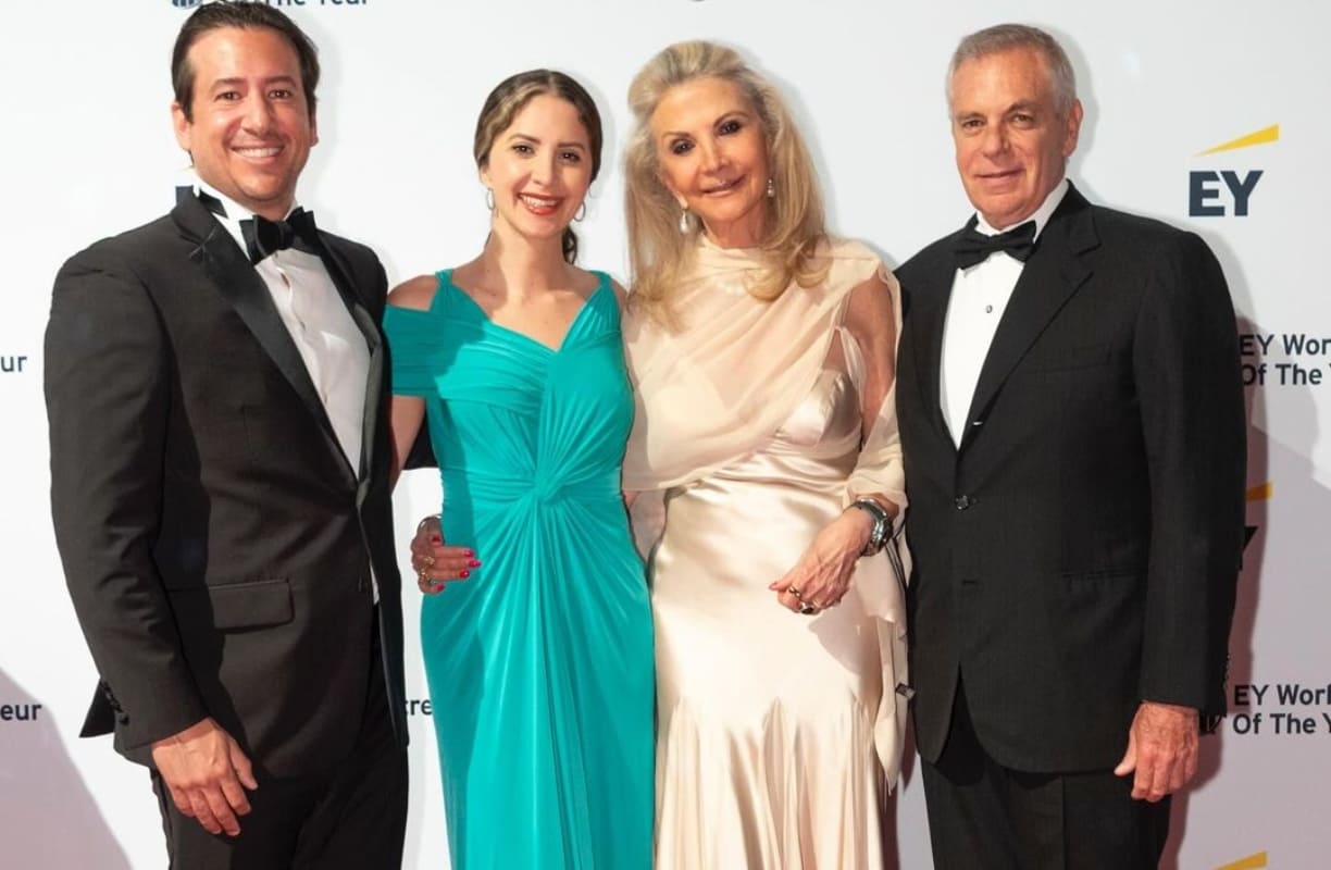 Gina Diez Barroso, su esposo Abraham Franklin y su hija Ivana de María con su prometido en el premio EY World Entrepreneur Of The Year / Instagram