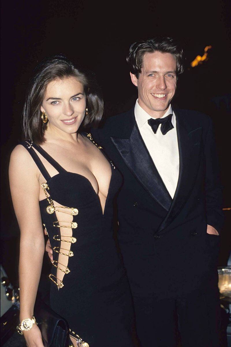 Elizabeth Hurley, increíble con mini vestido de cadenas en color rosa de Versace