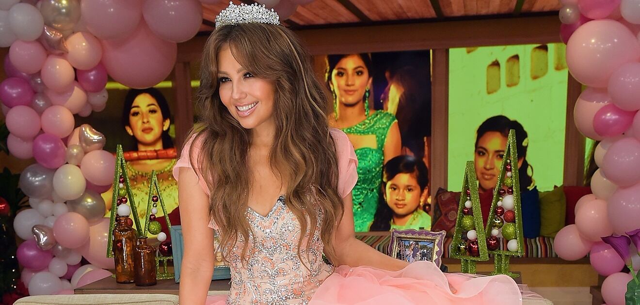 <p>Thalía se volvió a poner el vestido de quinceañera. <strong>(Fotos: Instagram, Archivo El Universal)</strong></p>
