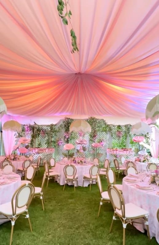 El baby shower contó con una decoración floral de tonos pasteles. (Foto: Instagram)