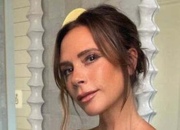 Victoria Beckham, de 48 años, disfruta del sol con un maillot de color negro