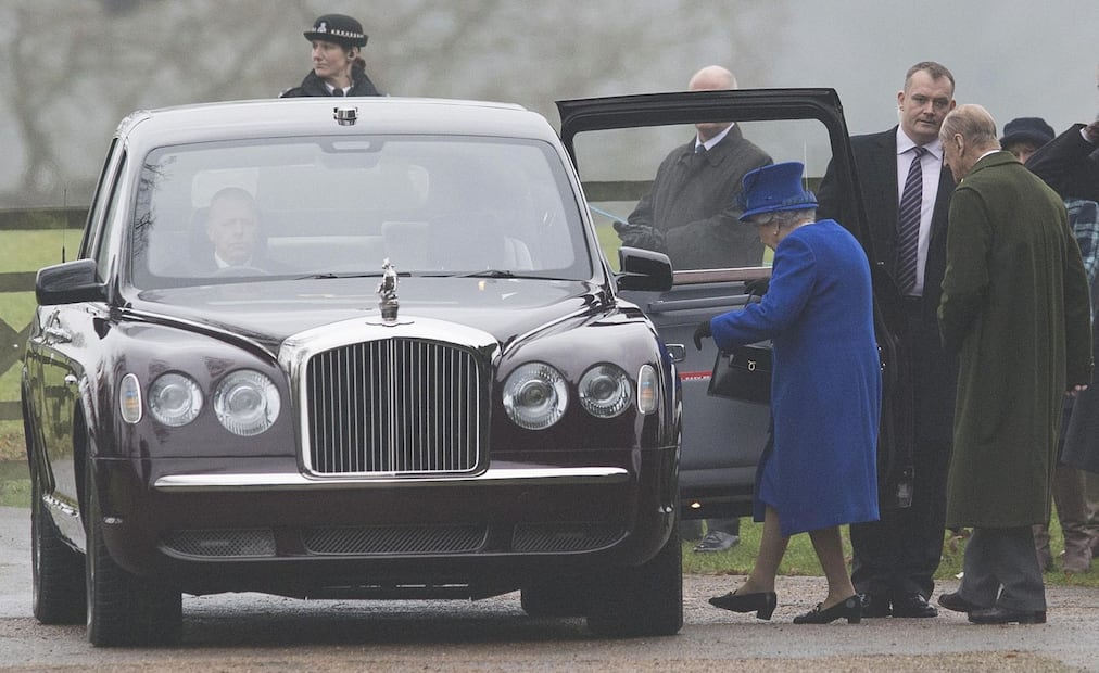 La reina Isabel II reaparece tras 19 días enferma 