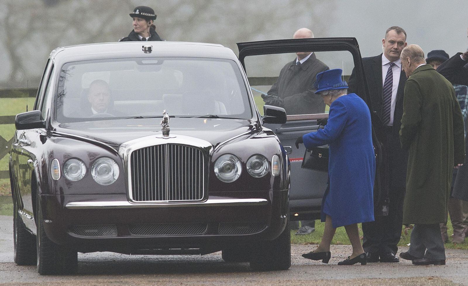 La reina Isabel II reaparece tras 19 días enferma 