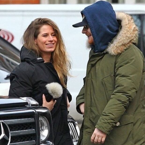 Ed Sheeran se comprometió con su novia de toda la vida