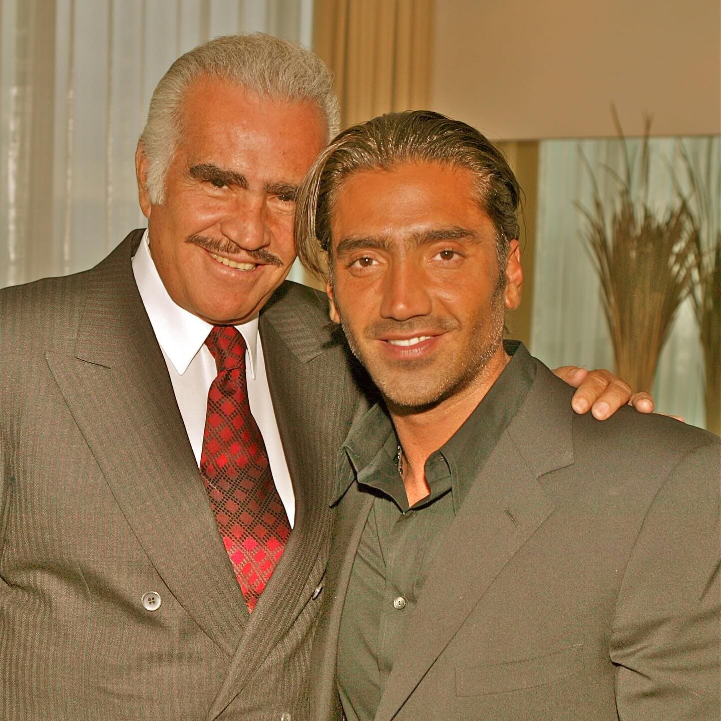 Vicente Fernández y Alejandro Fernández. (Foto: Instagram)