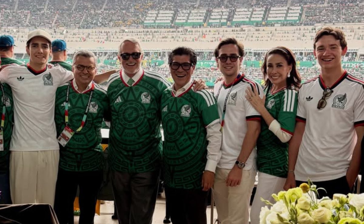Ricardo Salinas Pliego y María Laura Medina con sus hijos y amigos. (Foto: Instagram)
