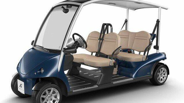 La reina Isabel II compra lujoso carro de golf como silla de ruedas